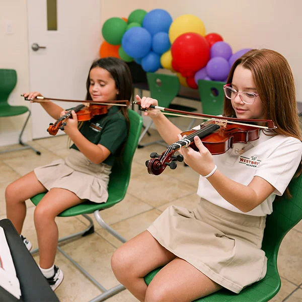 Two student playing the violin